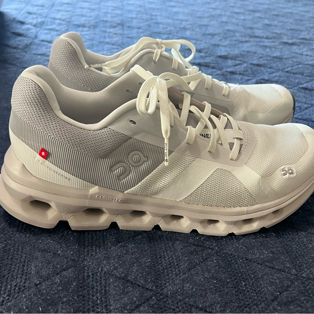 Women’s On Cloudrunner Size 9